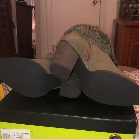NIB Very Volatile Cupids Khaki Boots 8 - Picture 4 of 6